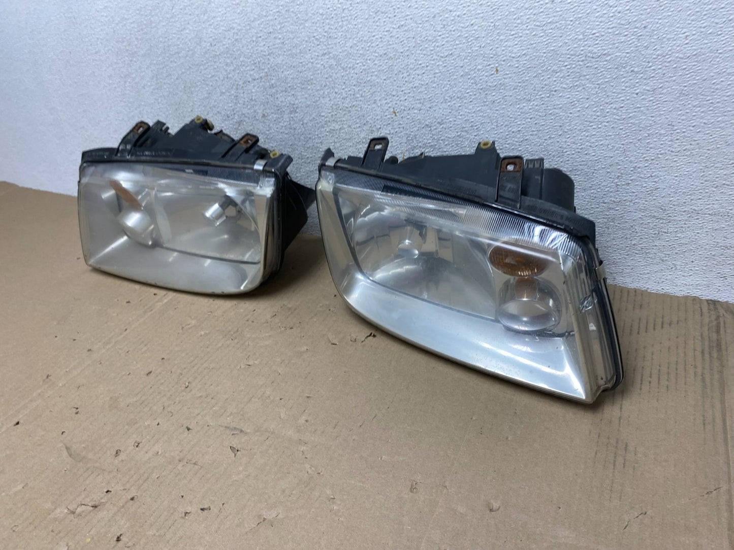 2002 to 2004 Volkswagen Jetta Left+Right Headlights AG6894 DW1