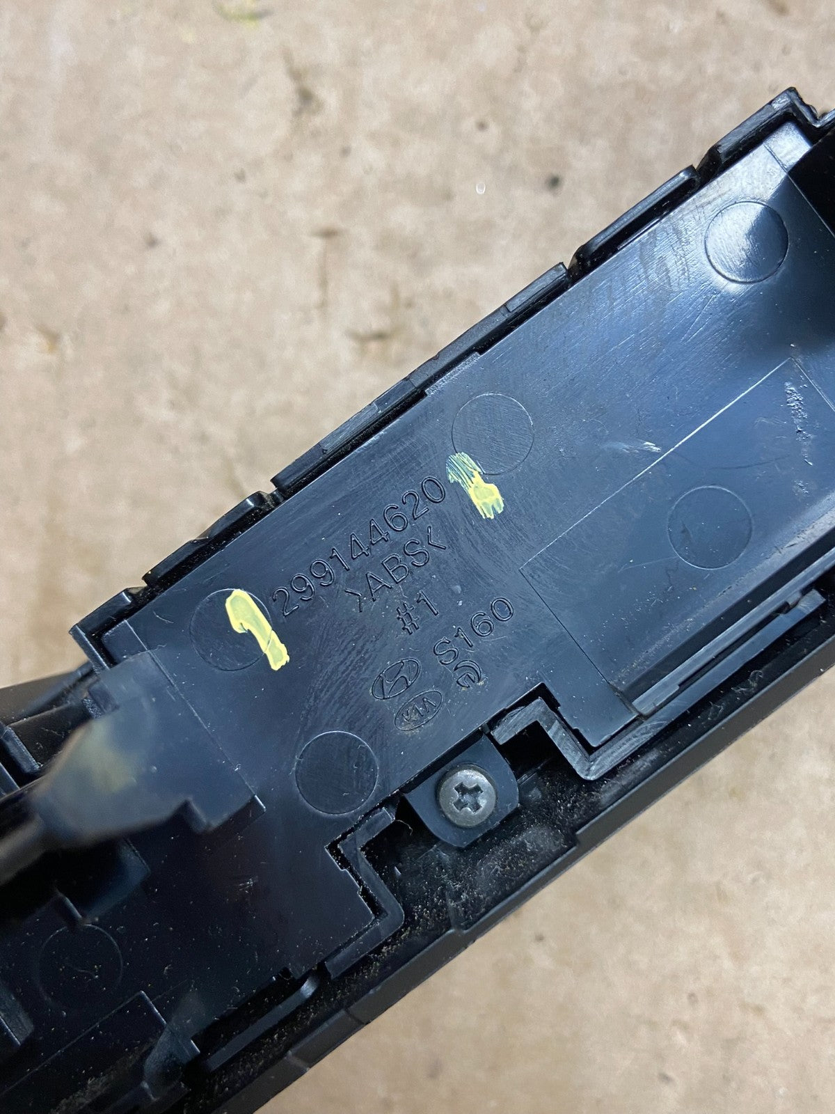 2017 - 2020 Kia Sorento Center Seat Heater Center Console Switches OEM Z0091 DG5
