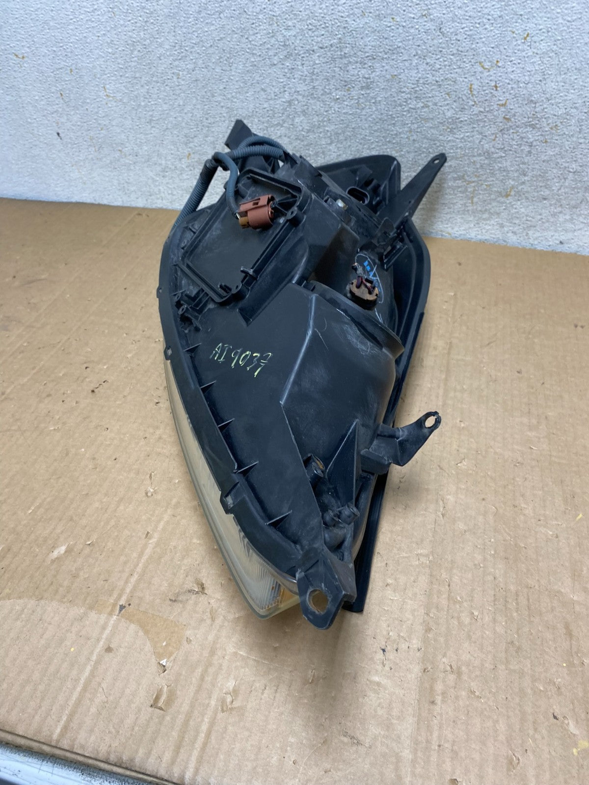 2004-2005 Toyota Sienna Left Driver LH Side Halogen Headlight AI9037 DW6