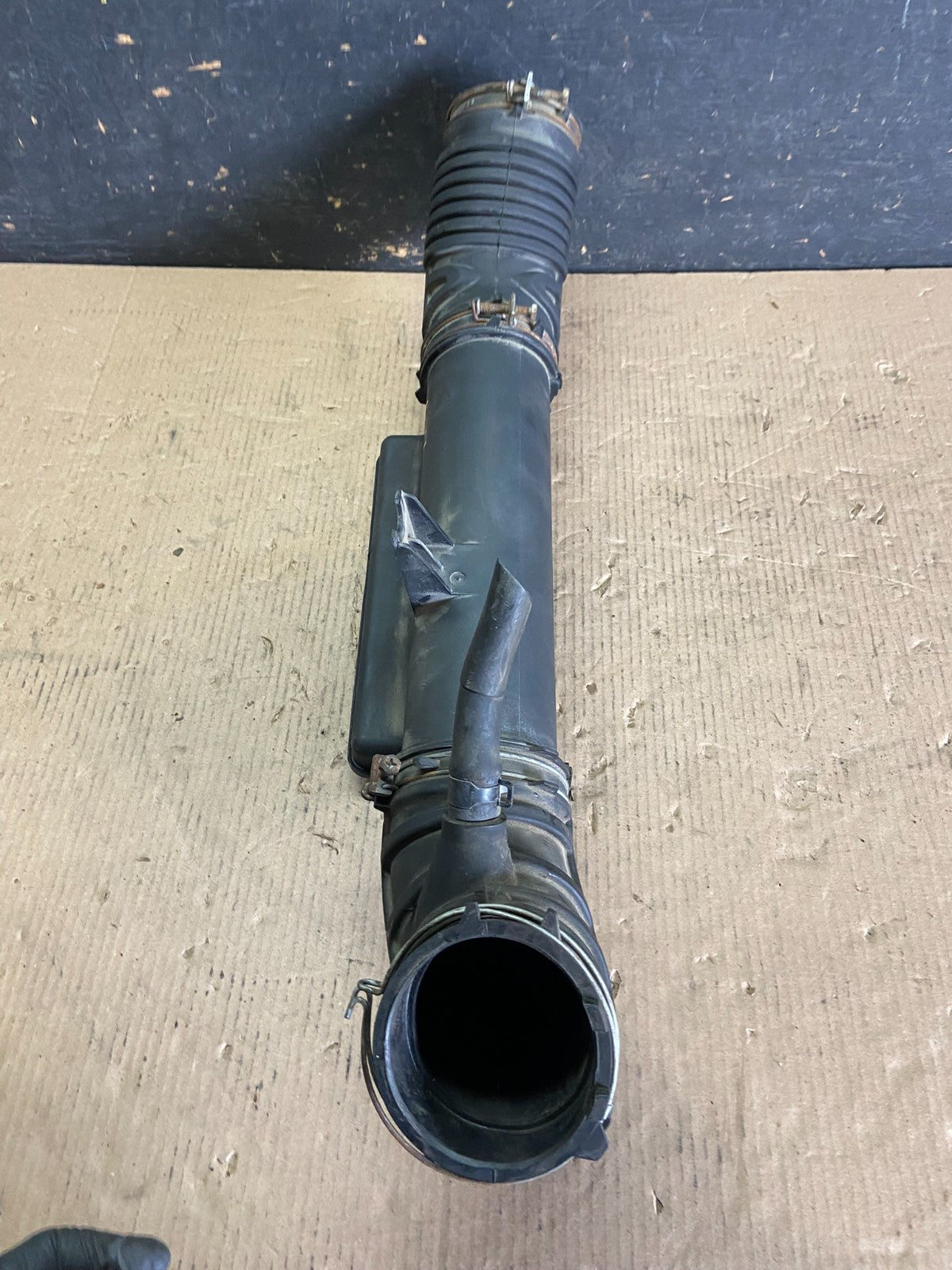 2009 to 2011 Kia Borrego Air Intake Duct Tube Pipe Oem P4044 DG6