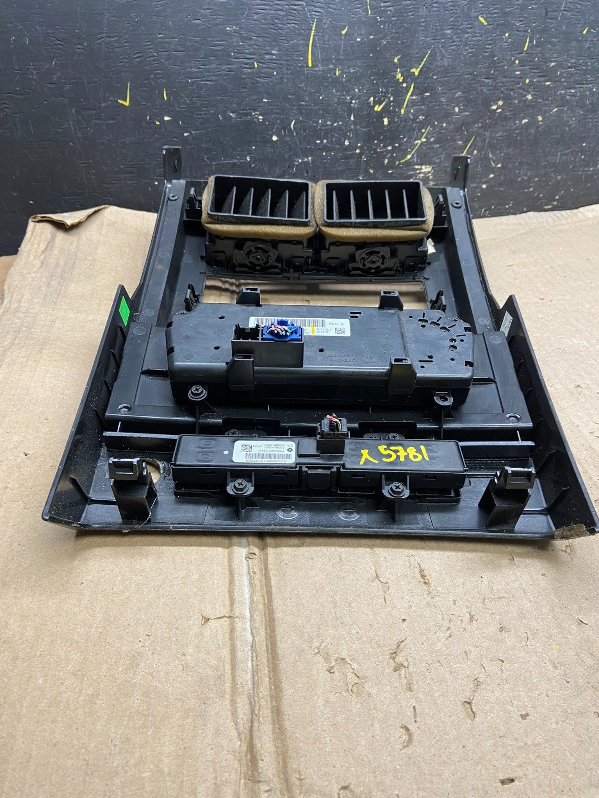 2008 to 2012 Jeep Liberty Dash Climate Temperature Control Radio Bezel X5781 DG5