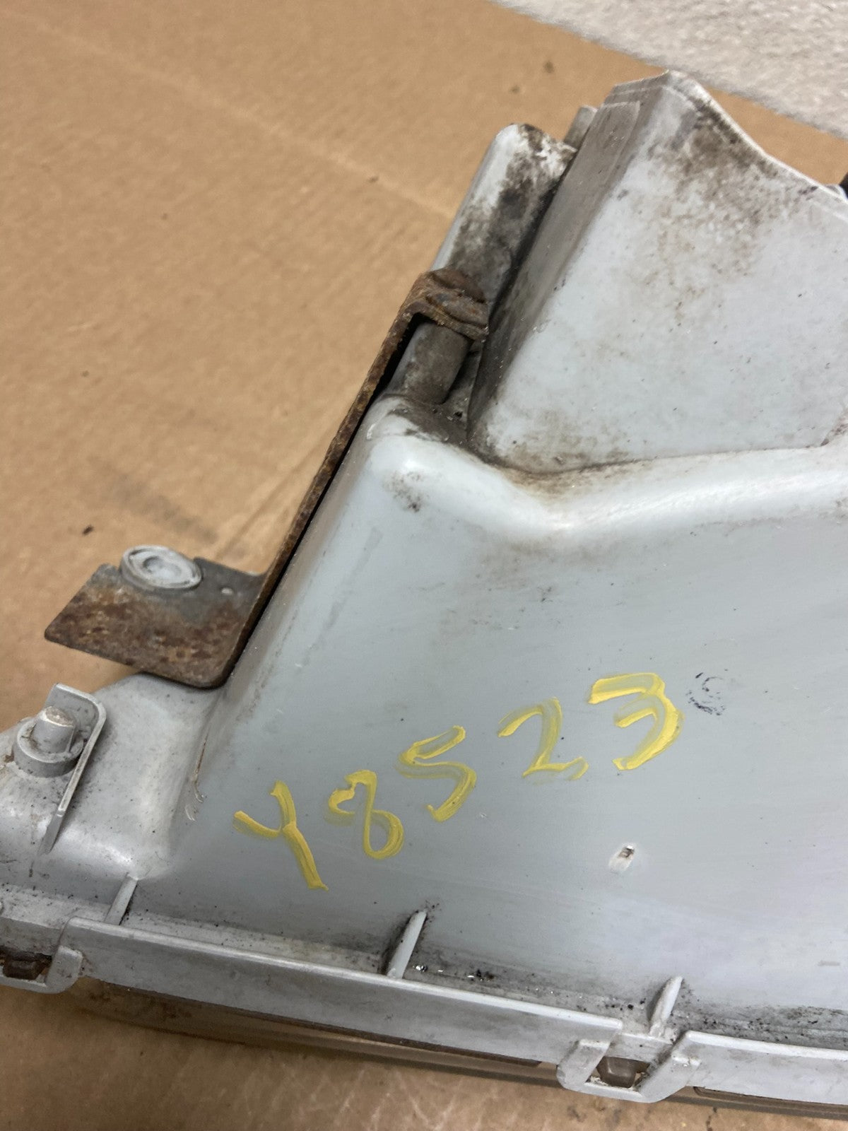 1999 to 2000 Mazda Protege Right Passenger RH Side Headlight OEM Y8523 DW10
