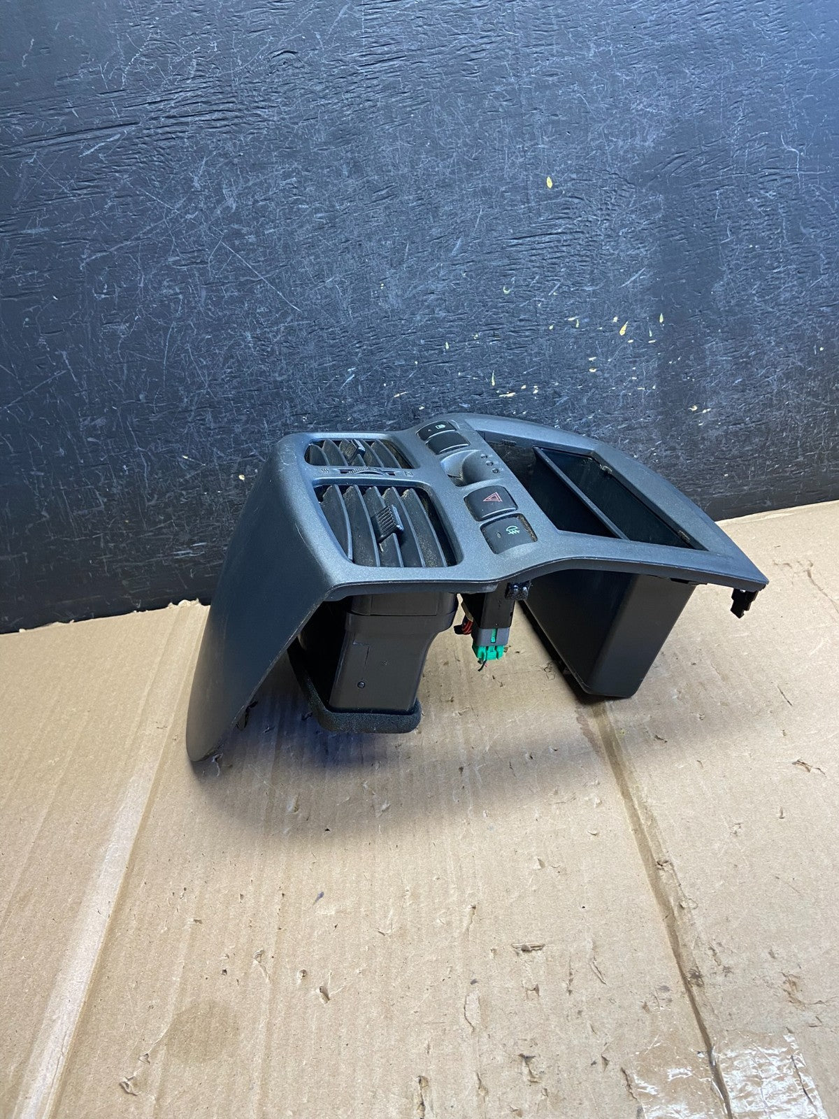 2001 to 2006 Hyundai Santa Fe Center Dashboard Radio Bezel Trim AI2659 DG1