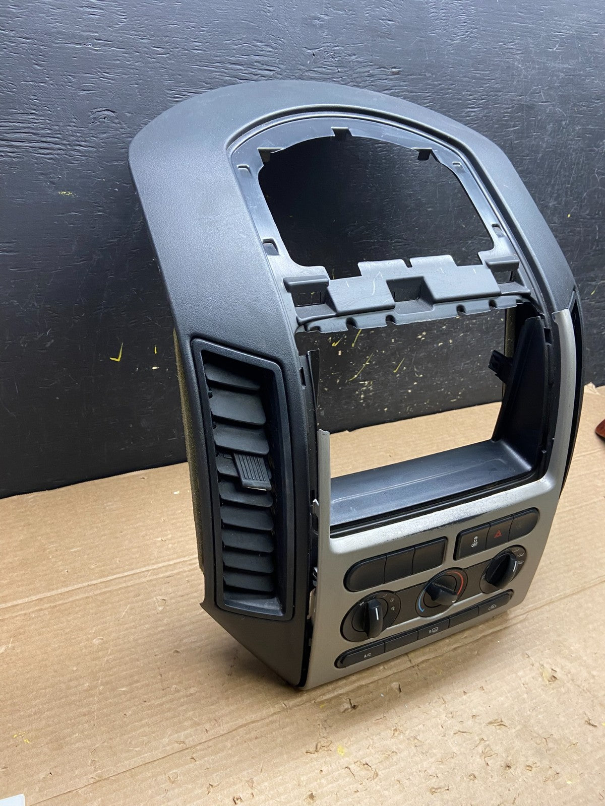 2007 - 2010 Ford Edge Heater Climate Control Radio Control Dash Bezel w1796 DG2