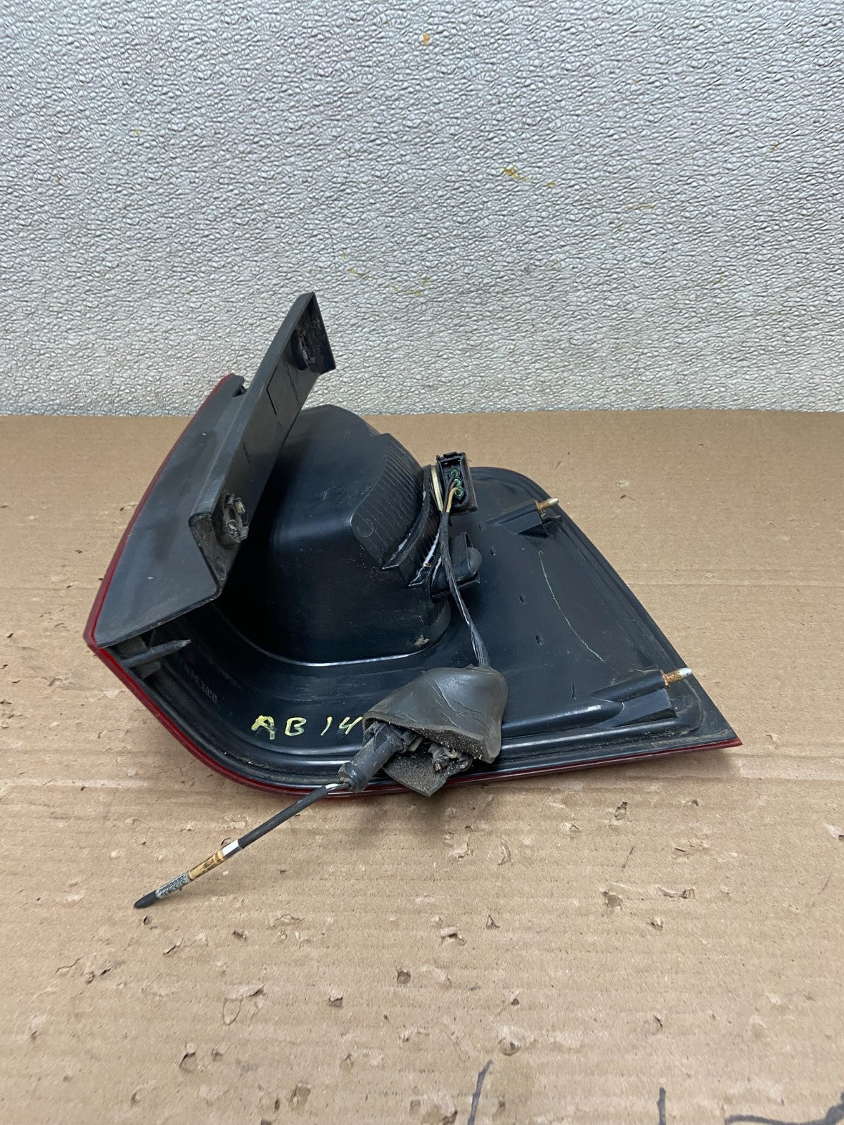 2003 to 2006 Lincoln Navigator Left Driver LH Side Tail Light OEM AB1425 LK6