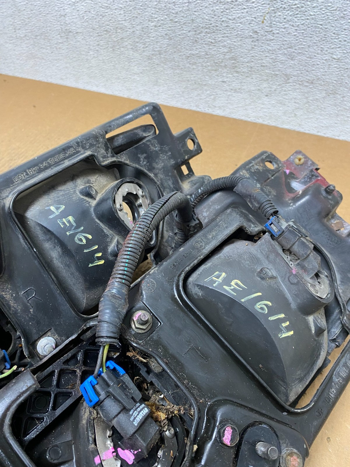 1995 to 1996 Buick Riviera Left+Right Headlights AE16149