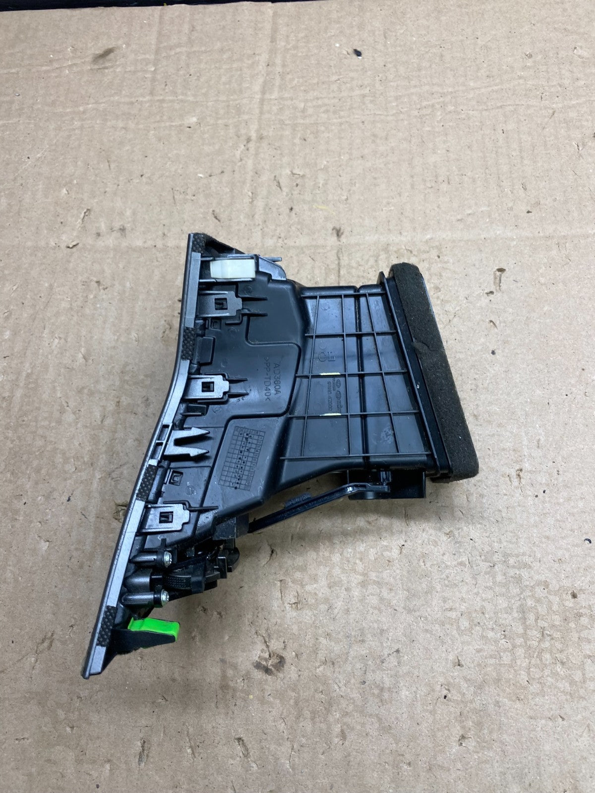2013 to 2016 Hyundai Santa Fe Dashboard Center Left AC Air Heater Vent Z0183 DG2