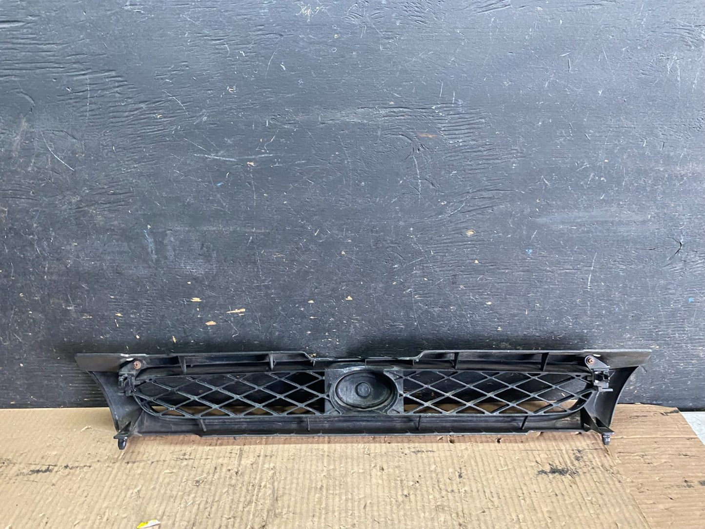 1996 Subaru Impreza Front Upper Grille Grill Q3383 DG6
