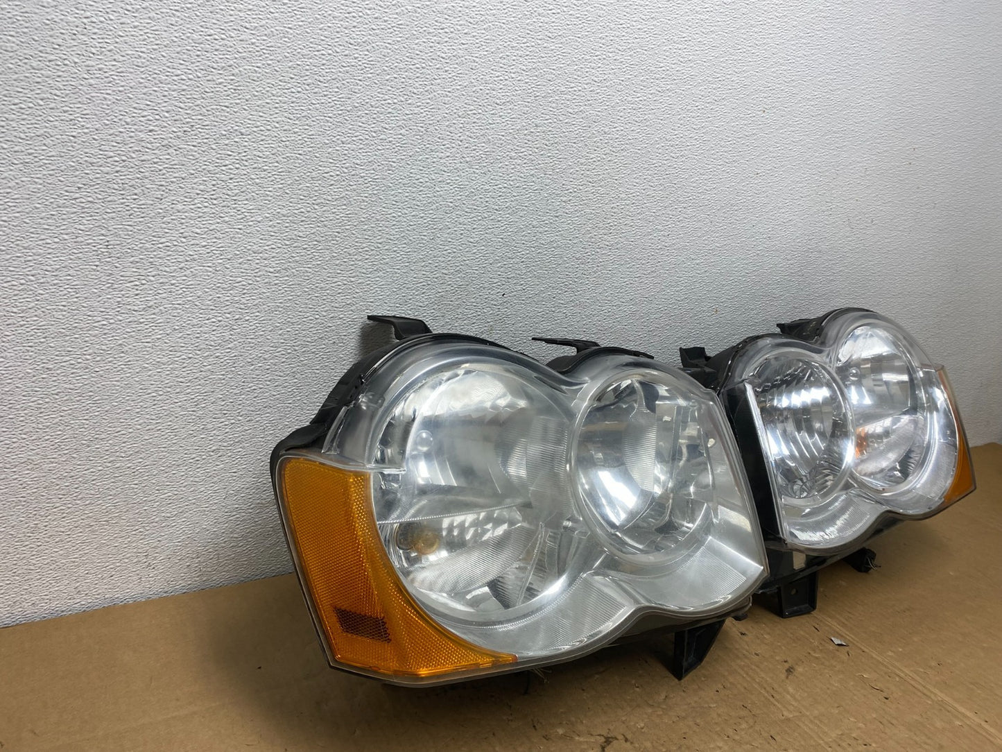 2009-2010 Jeep Grand Cherokee Left+Right Set Halogen Headlights AC7707 DW1