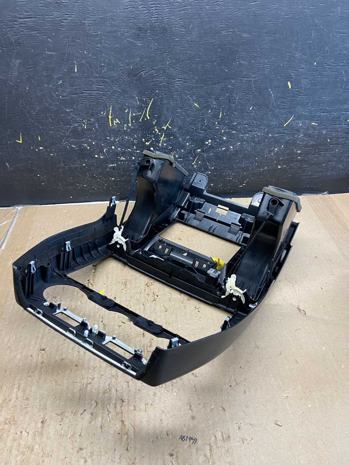 2008-2012 Land Rover LR2 OEM Center Radio Climate Dash Air Vent Bezel ab5581 DG4