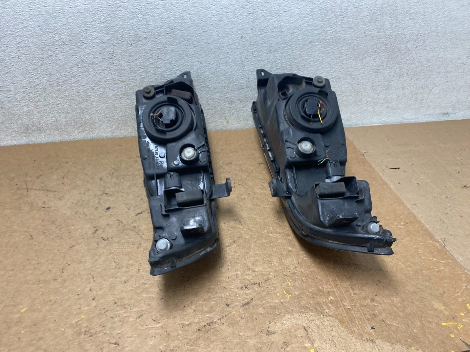 2002 to 2003 Mitsubishi Galant Left+Right Side Headlights S9237 DW6