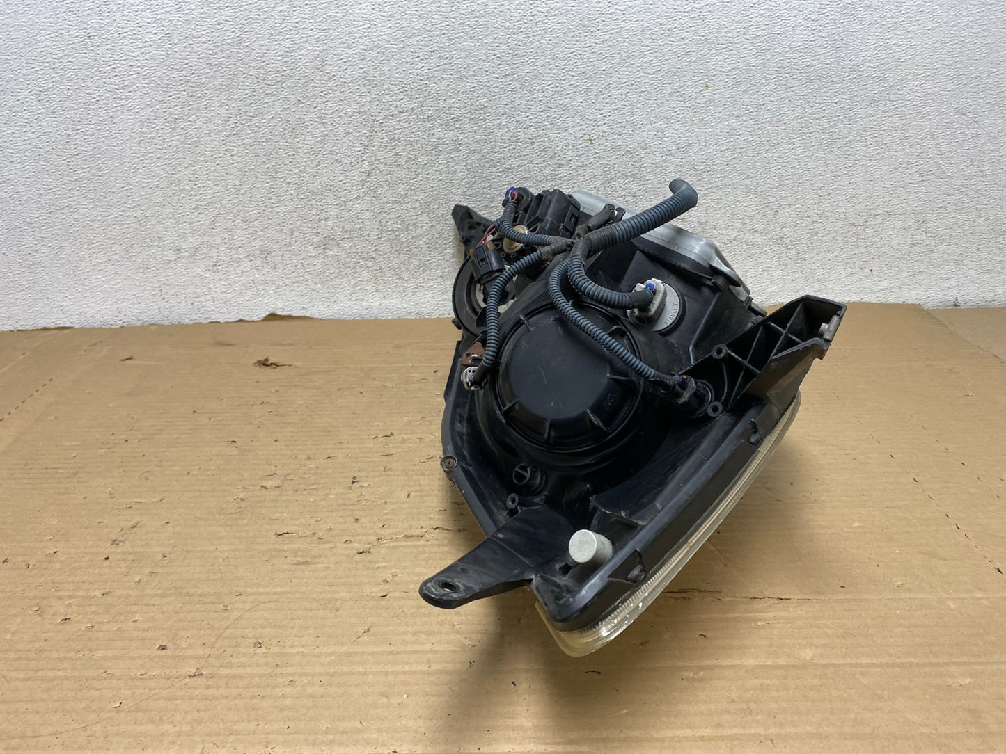 2004-2005 Toyota Sienna Left Driver LH Side Xenon Headlight AG8203 DW5