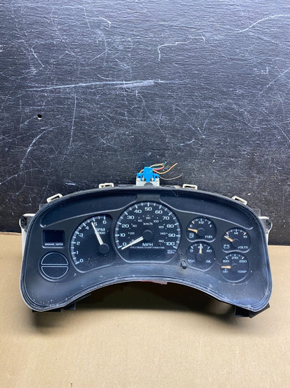 2002 GMC Yukon Speedometer Cluster Gauge Oem W4073 DG0