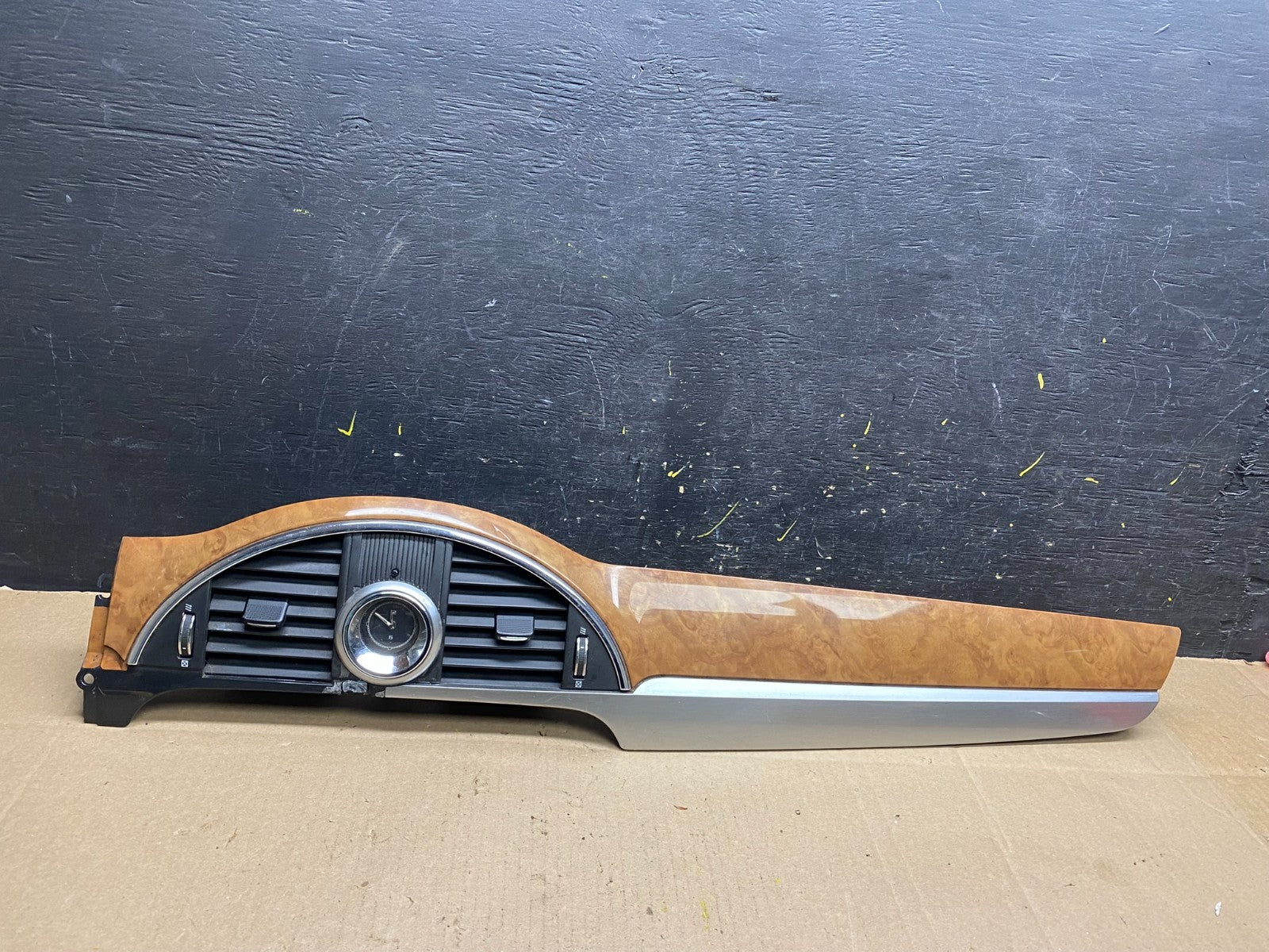 2008 to 2017 Buick Enclave Dash Center Clock Bezel Air Vent Trim Oem T9277 DG0