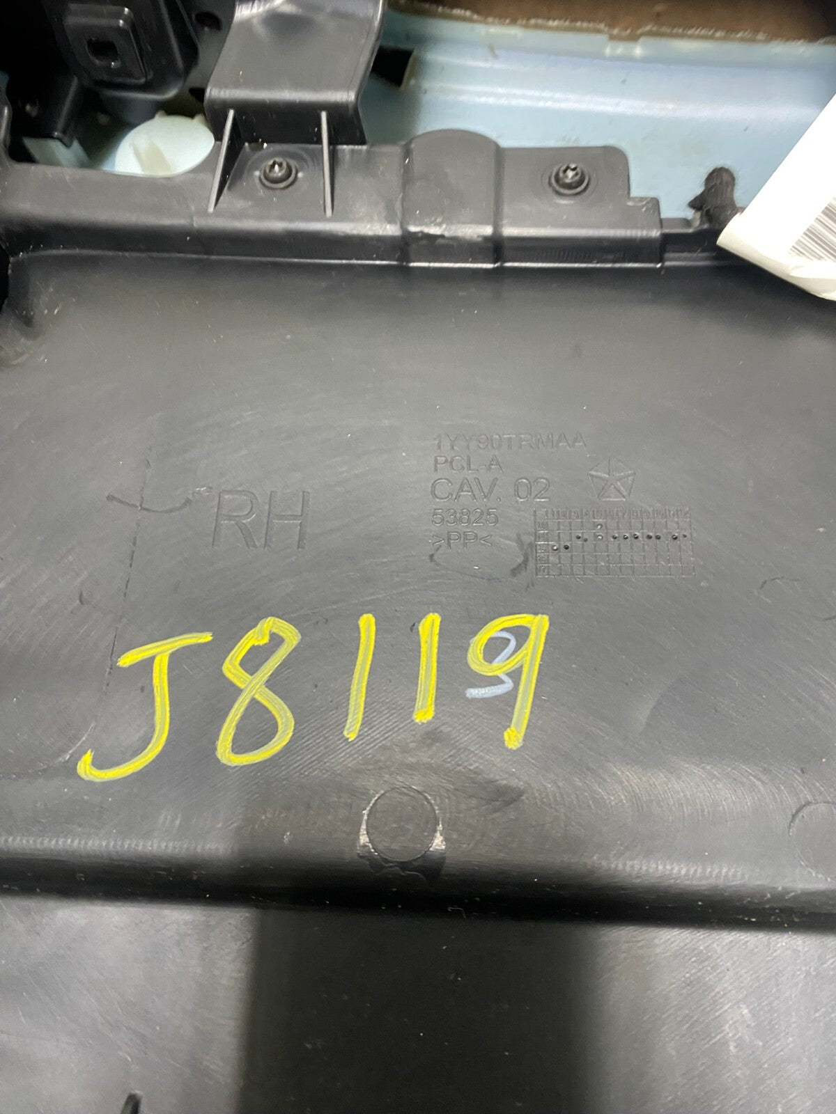 2015 to 2017 Chrysler 200 Front Right Passenger Side Door Panel OEM J8119 DG11