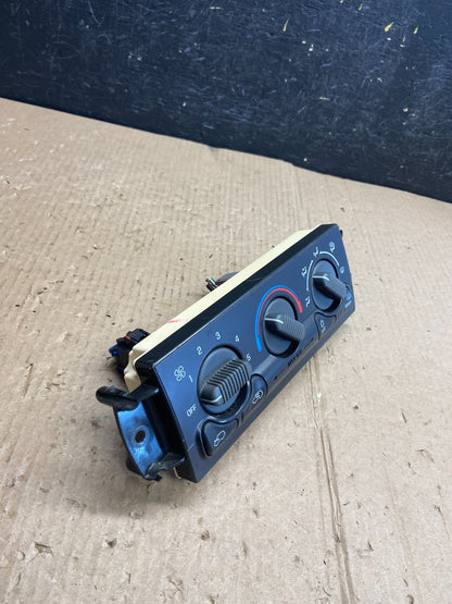 1999 to 2002 Chevrolet Silverado HVAC Heater Climate Control Module AE3998 DG1
