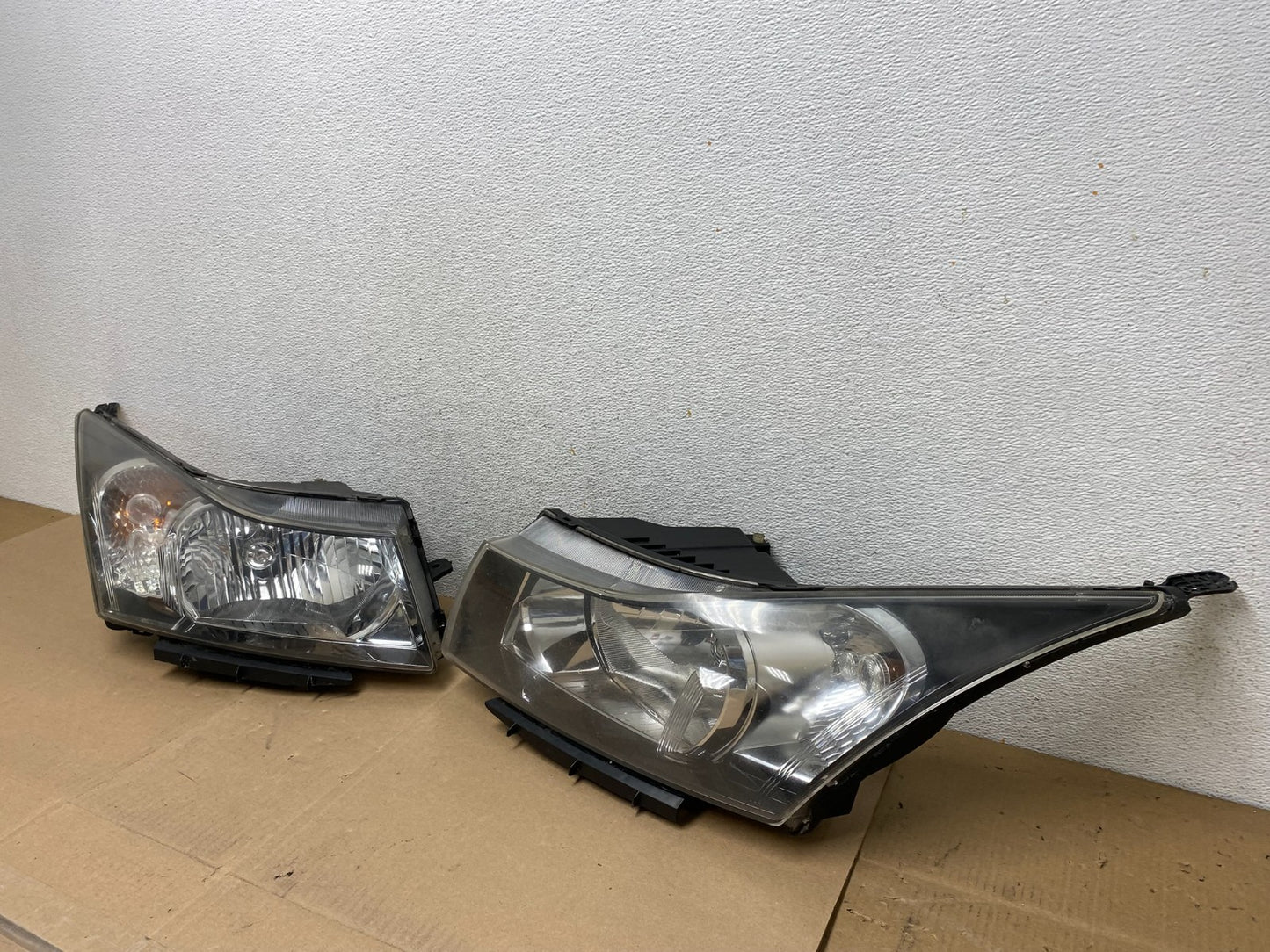 2011 to 2015 Chevrolet Cruze Halogen Left+Right Set Headlights AE6644 DW1