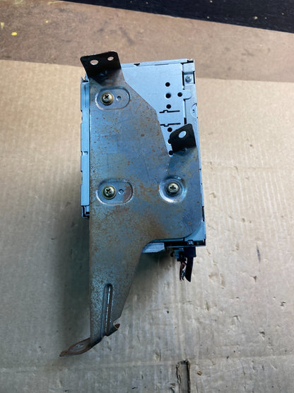 2004 2005 Mitsubishi Endeavor AM/FM/CD/MP3 Radio Head Unit Receiver Y7453 DG2