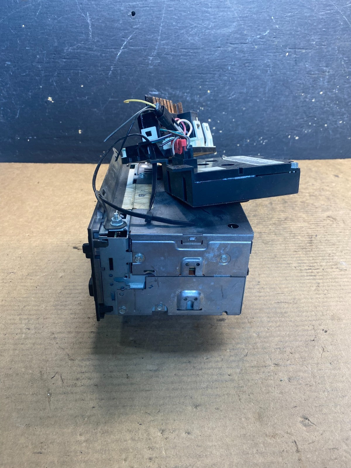 1991-1993 Oldsmobile 98 GM Car Stereo Cassette Radio OEM 16152183 AA18211