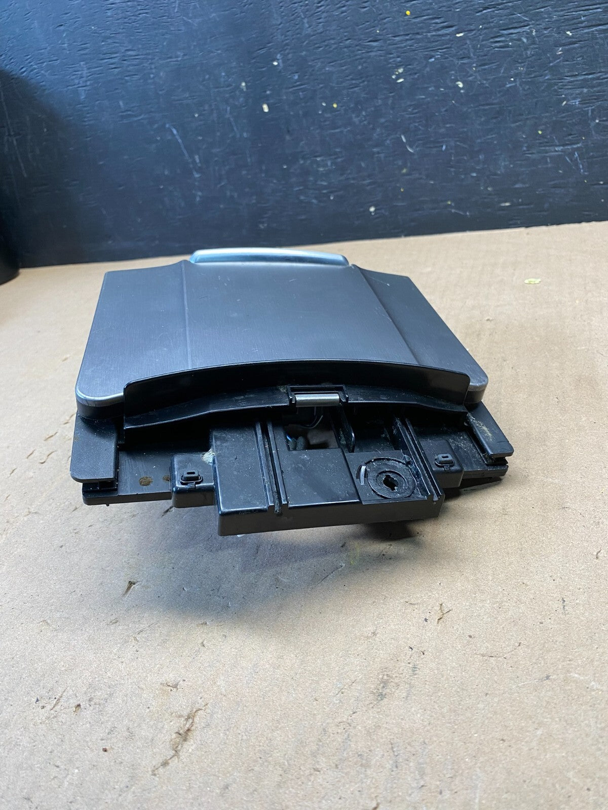 2011 2012 2013 Hyundai Equus Front Center Console Ash Tray M1580 DG4