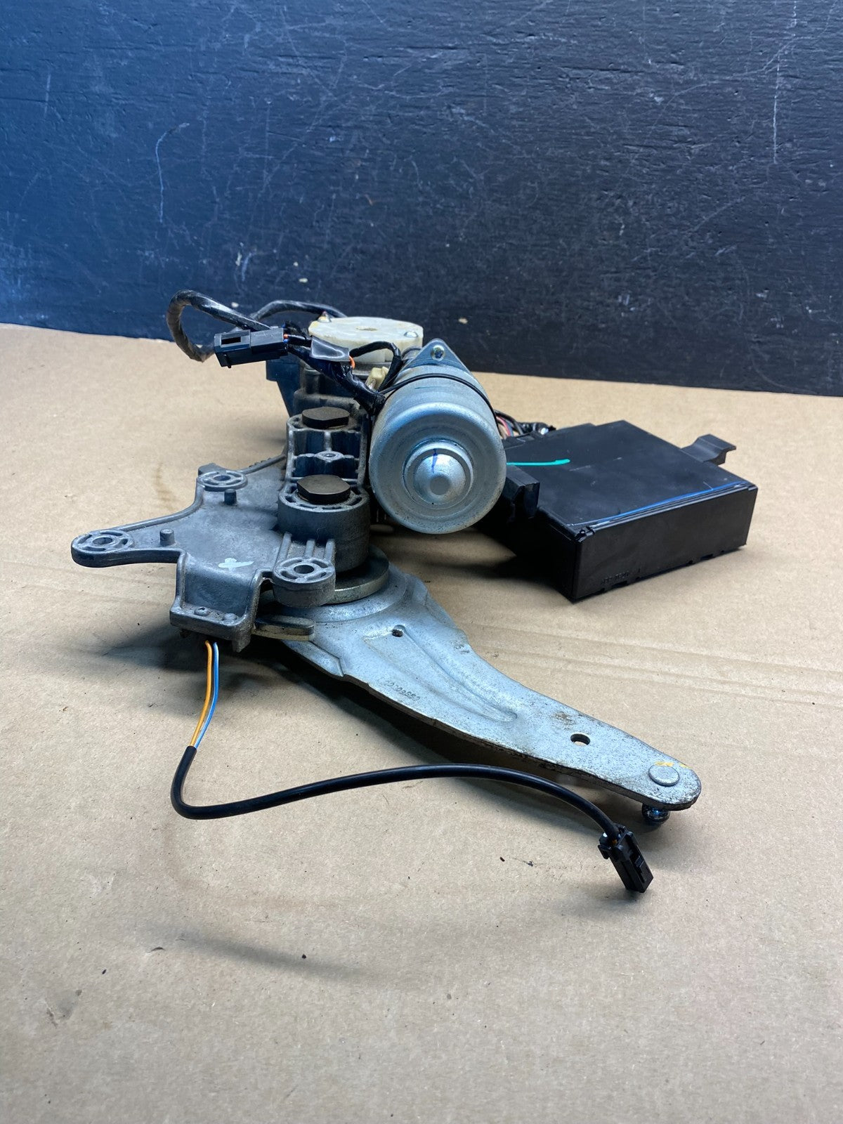 2009 to 2016 GMC Acadia Rear Trunk Liftgate Power Motor Actuator AE0188 DG2