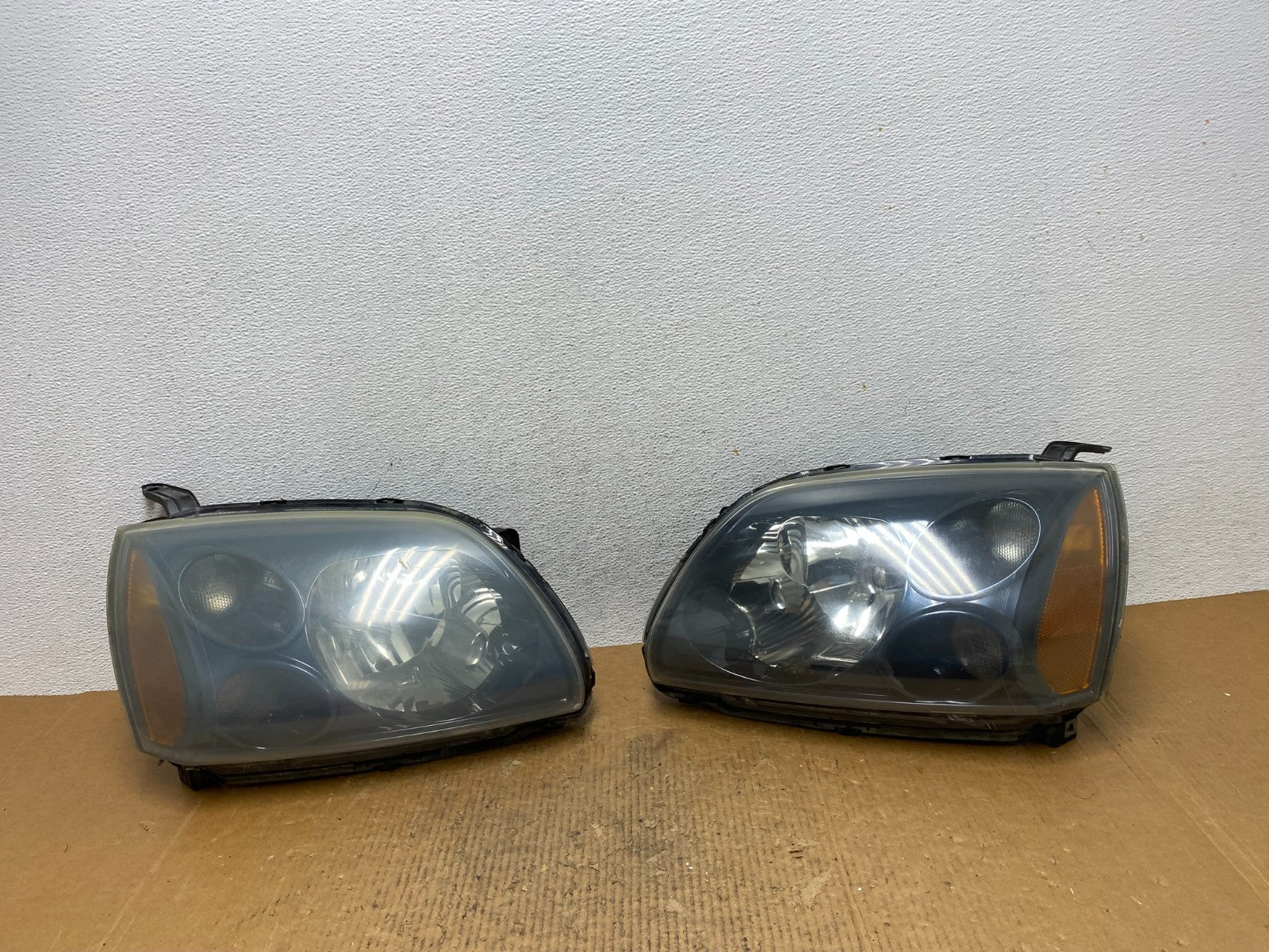 2004 to 2009 Mitsubishi Galant Left+Right Headlights Halogen AE1618 DW0