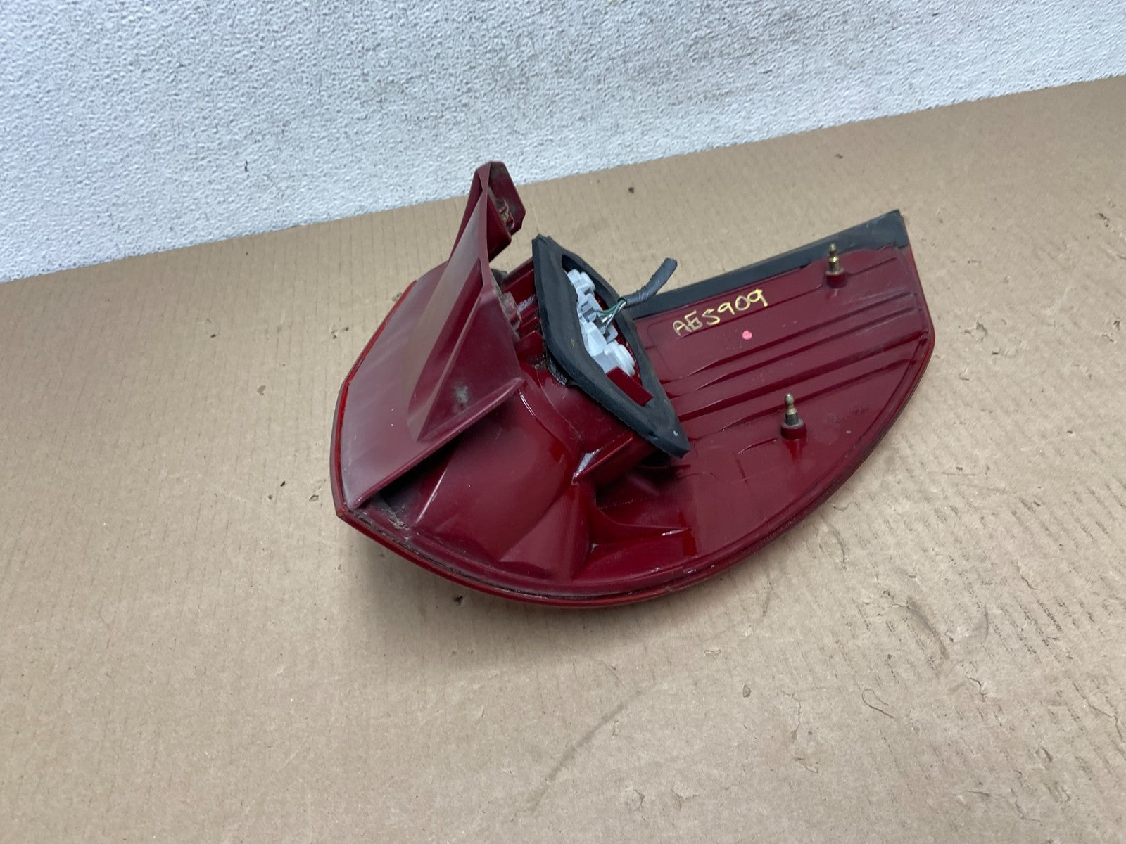 2004 to 2005 Toyota Sienna Left Driver LH Side Tail Light AG5909 DW5