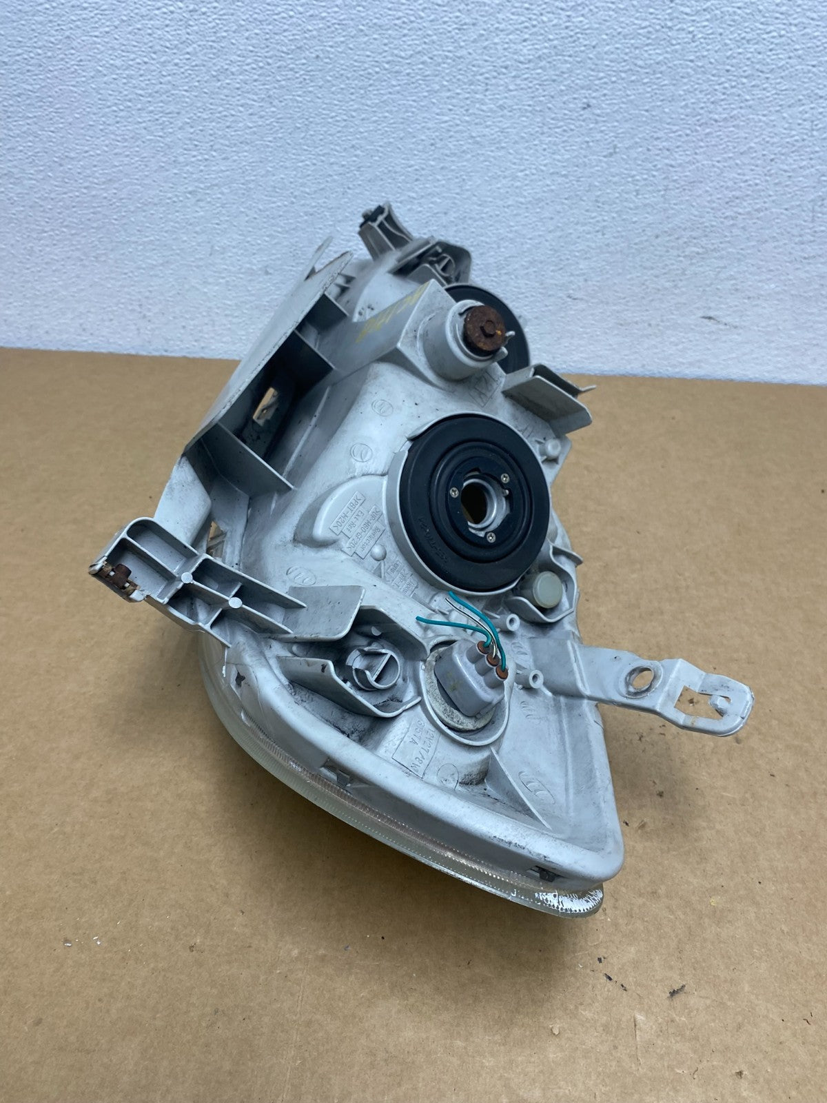 2003 to 2004 Toyota Corolla Right Passenger RH side Headlight AC1718 DW7
