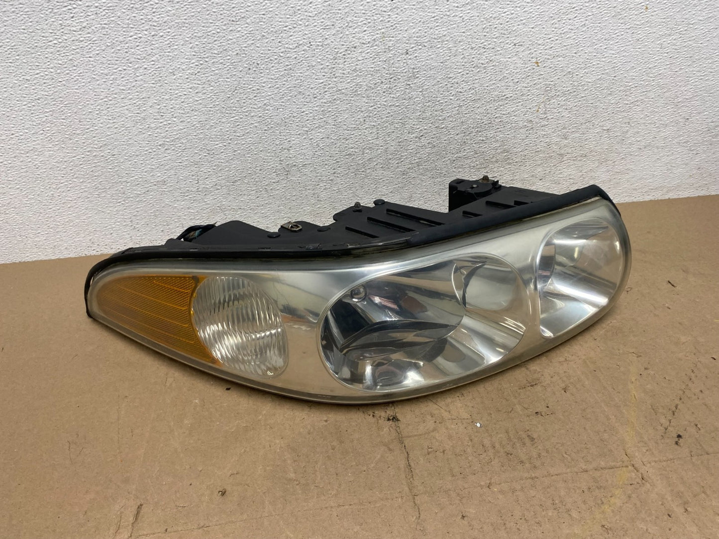 2000 to 2005 Buick Lesabre Headlight Right Passenger Side Halogen AE6870 DW0