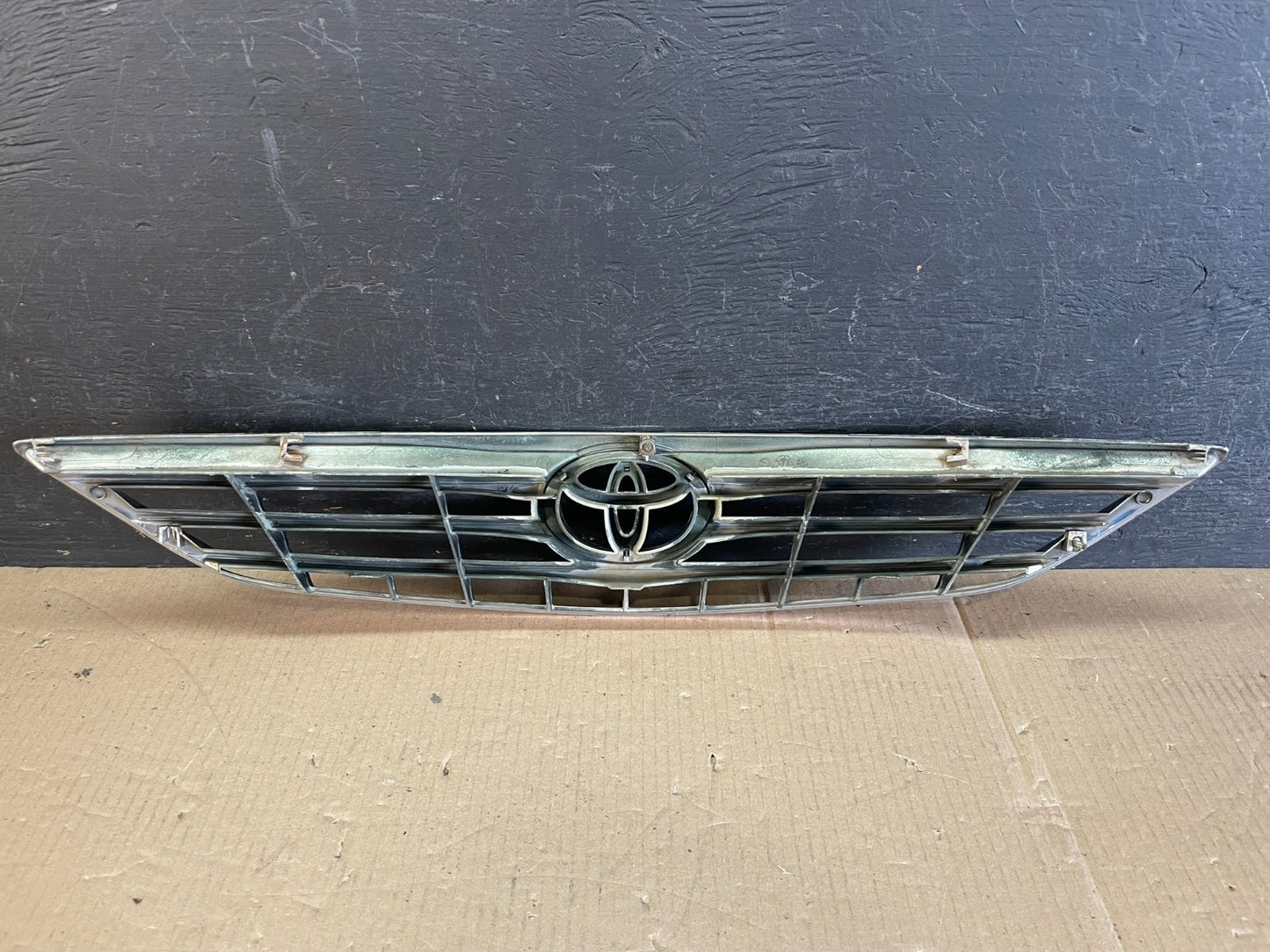2005 to 2006 Toyota Camry Front Upper Grill Grille AE3645 DG3