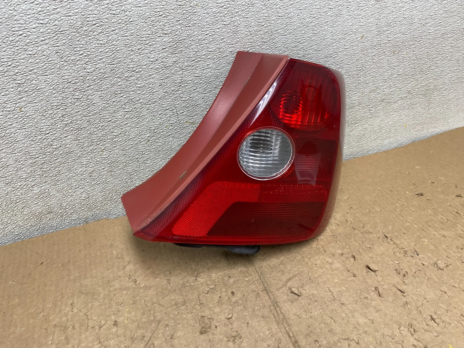 2002-2003 Honda Civic Si Ep3 Hatchback Right Passenger  Tail Light OEM V4558 DG2