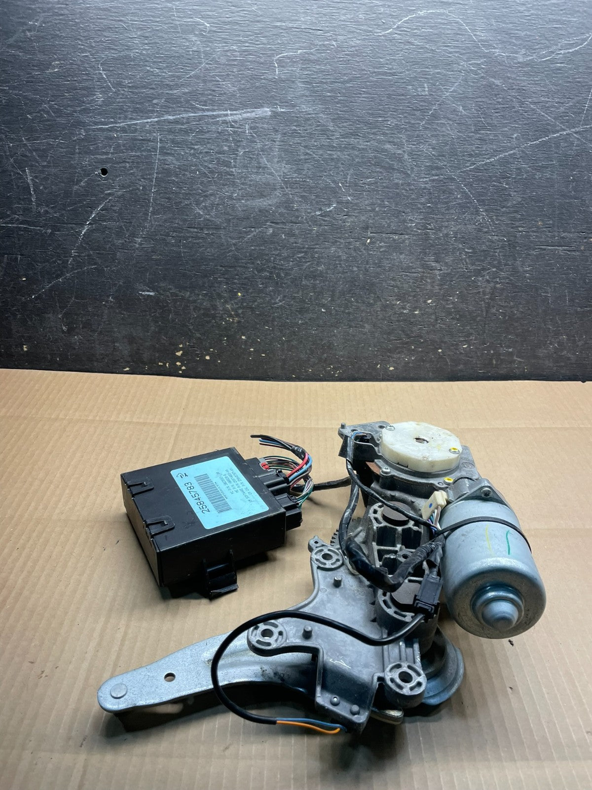 GMC Acadia Yukon Tahoe  Rear Trunk Liftgate Power Motor Actuator OEM x8747 DG2
