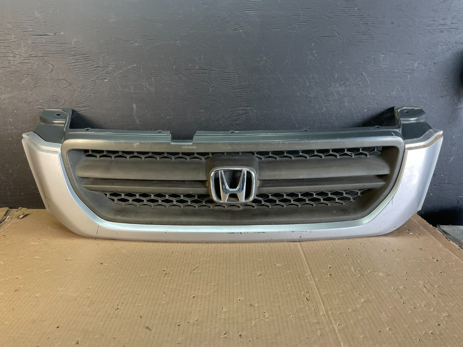 2003 2004 2005 Honda Pilot Front Upper Grill Grille Aftermarket AE3731 DG0