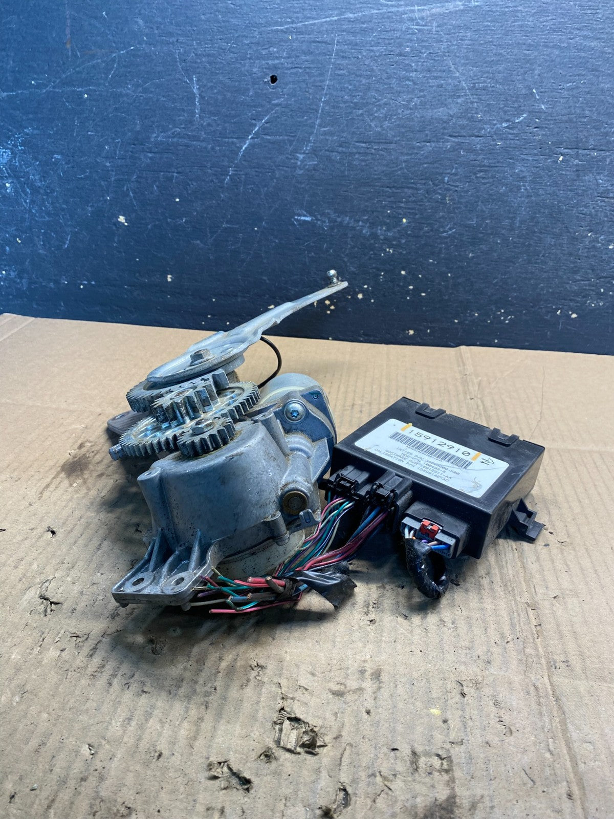 GMC Acadia Yukon Tahoe  Rear Trunk Liftgate Power Motor Actuator OEM AA7437 DG5