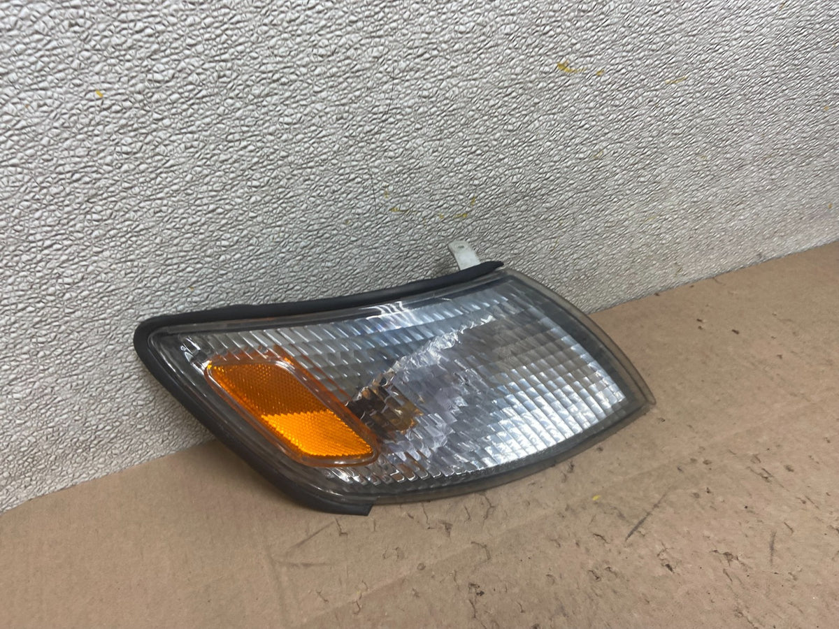 1997 to 1999 Lexus ES300 Right Passenger RH Side Turn Signal aa1005 DG2