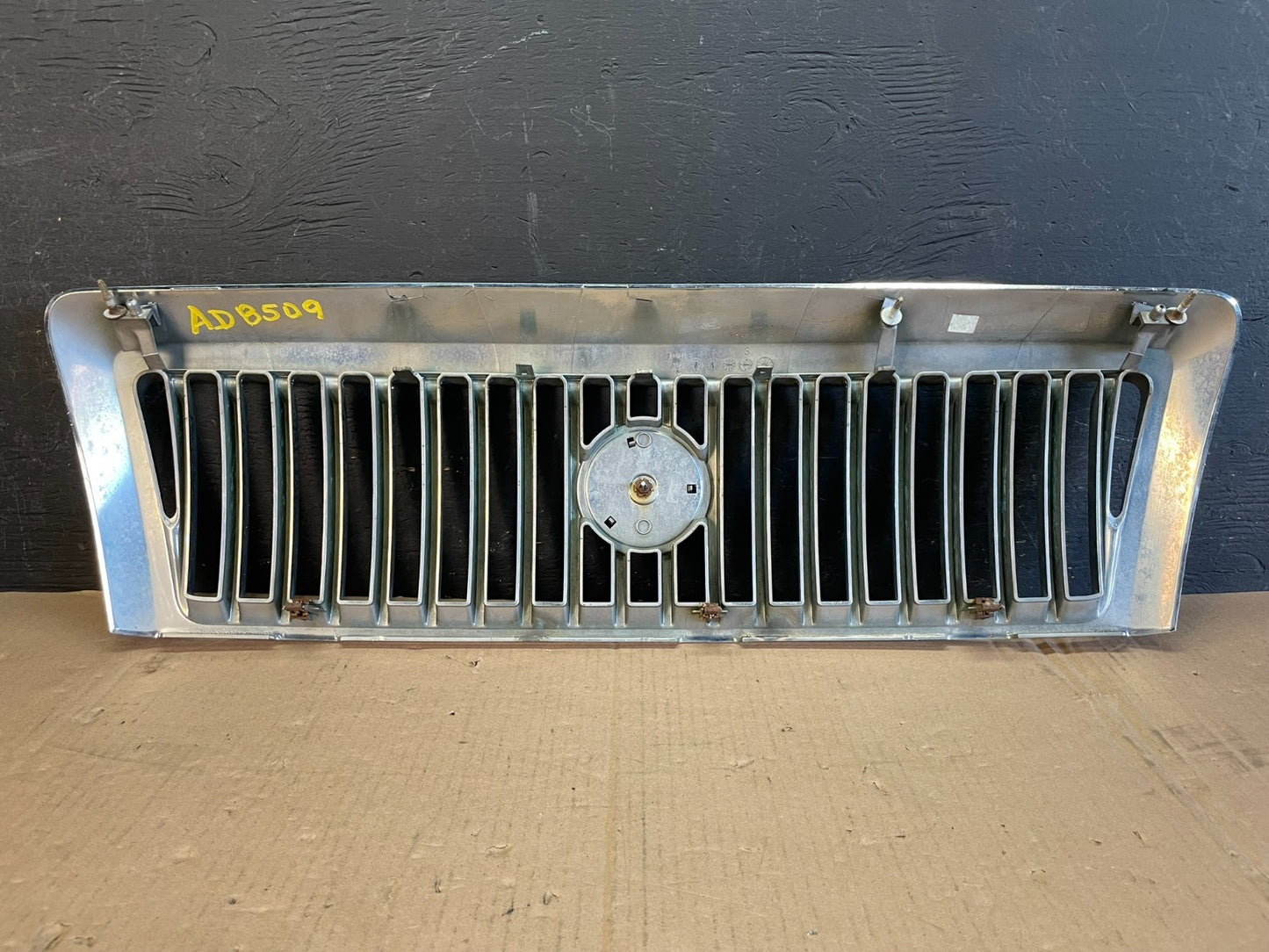 2006 to 2008 Mercury Grand Marquis Front Upper Grill Grille AD8509 DG3