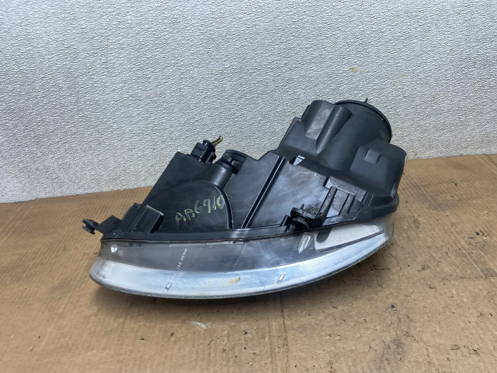 2005 to 2010 Volkswagen Jetta Right Passenger RH Side Headlight Halogen AA69107