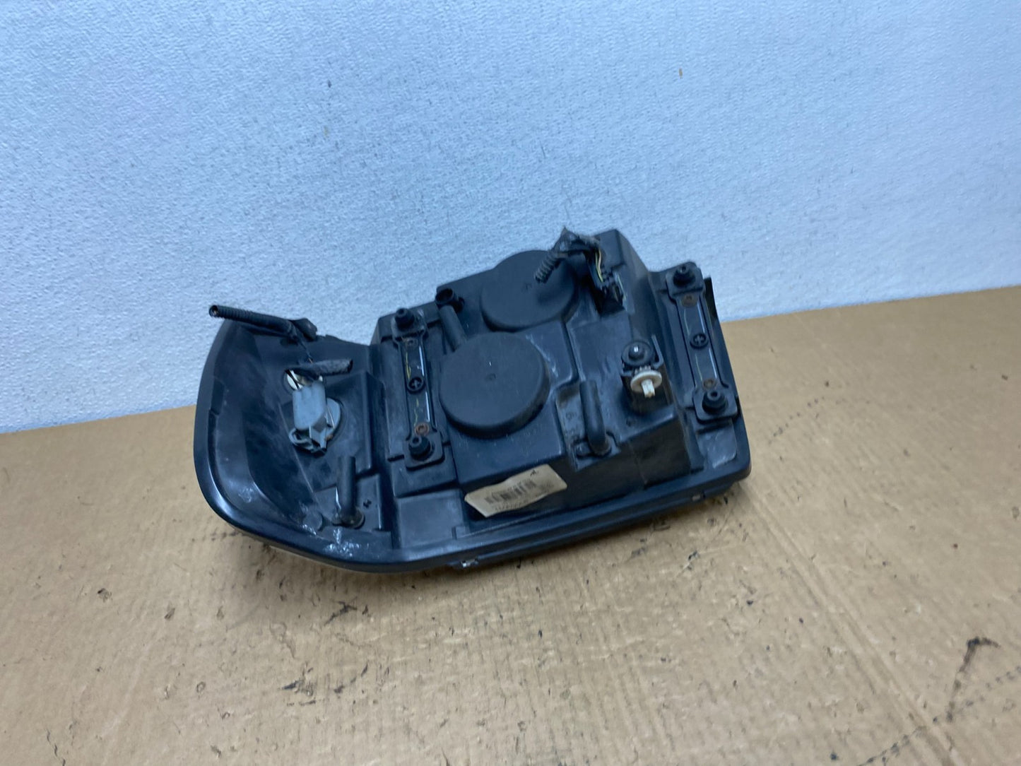 2002 to 2009 Gmc Envoy Right Passenger RH Side Headlight Halogen AC8166 DW4