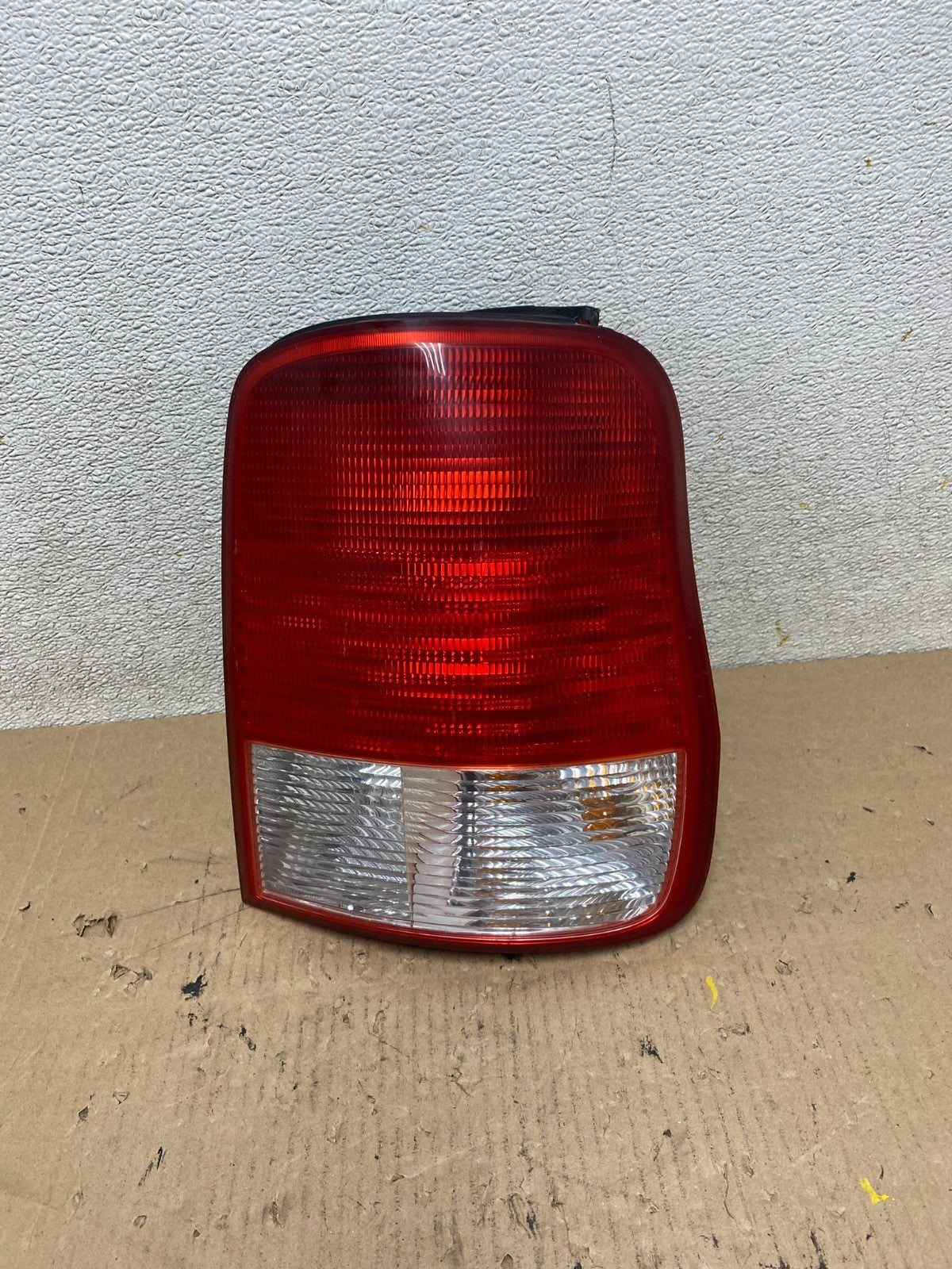 2002 Kia Sedona Right Passenger RH Side Tail Light Oem r8262 DG0