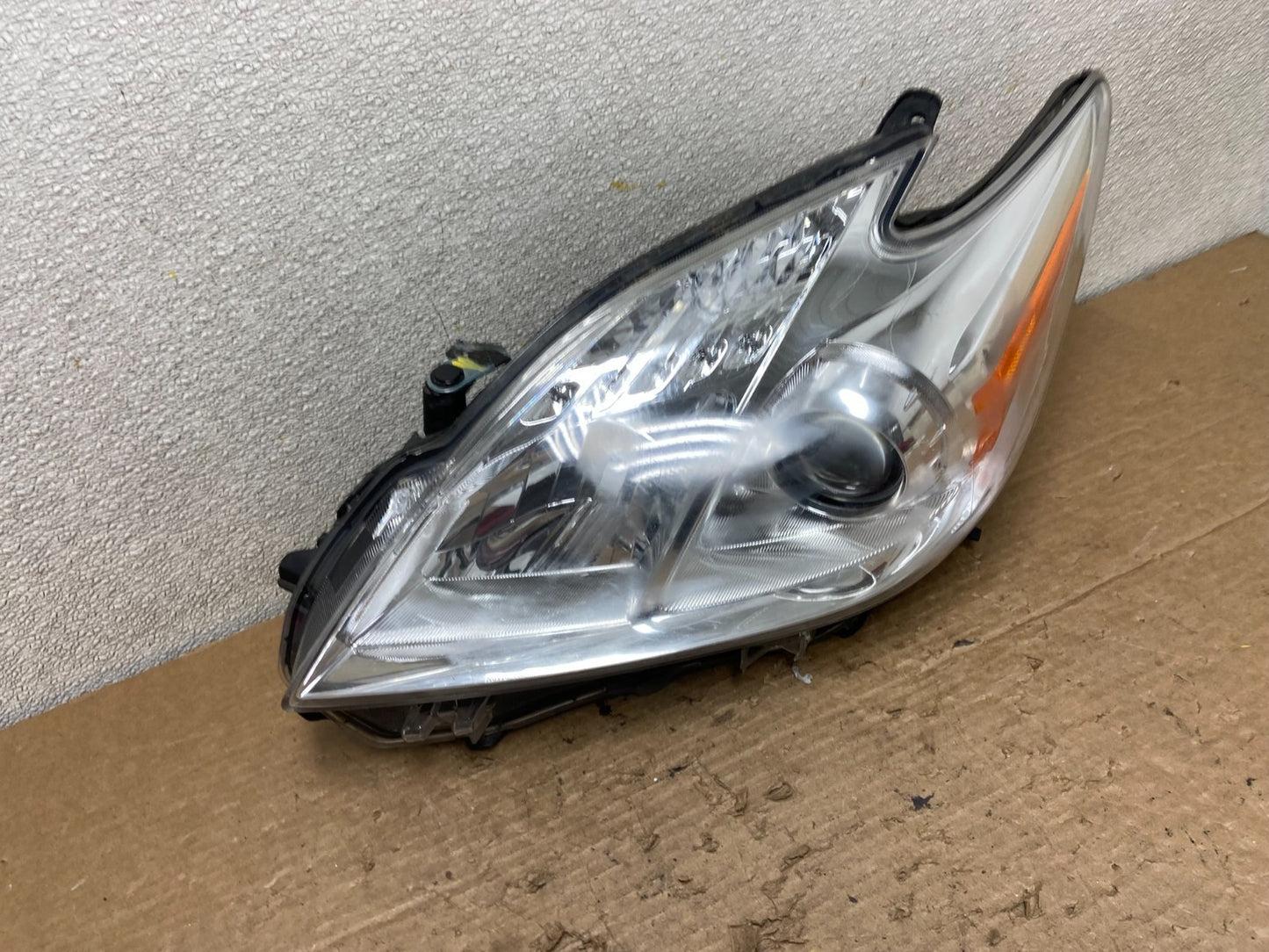 2010 - 2011 Toyota Prius Left Driver Side Halogen Headlight OEM Z3709 PS2