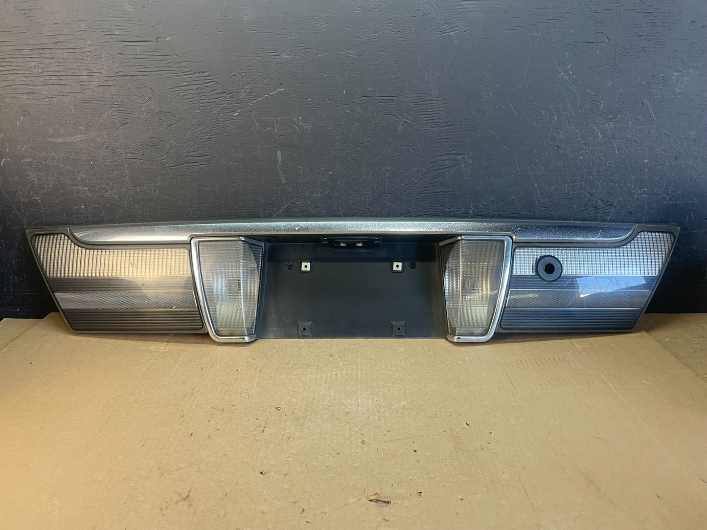 2006 to 2011 Mercury Grand Marquis Trunk Lid Center Tail Light AD5695 DG0