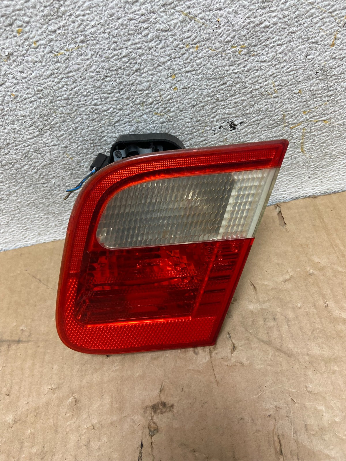 1998 - 2001 BMW 3 325i E46 Series Right Passenger Inner Tail Light AI8147 DW0
