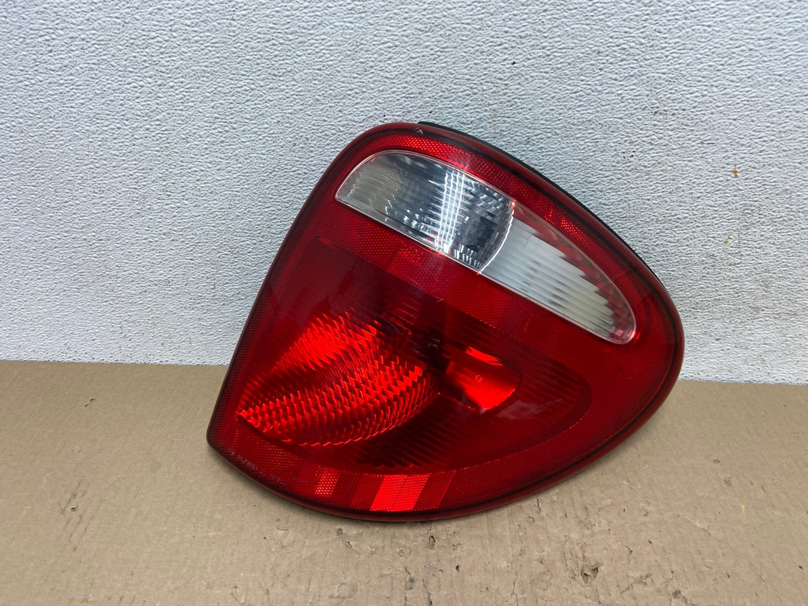 2004 - 2007 Dodge Grand Caravan Right Passenger Side Tail Light AE9796 LK0