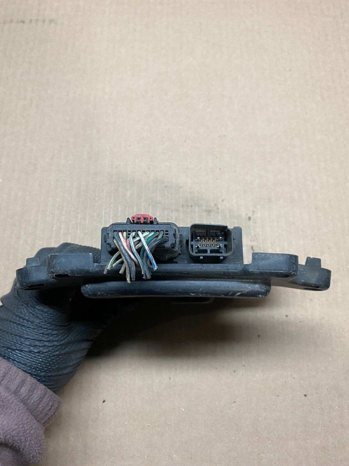 2006 Dodge Durango  Fuse Box Relay Unit Module Body Control P04692024AF E4392 PS1