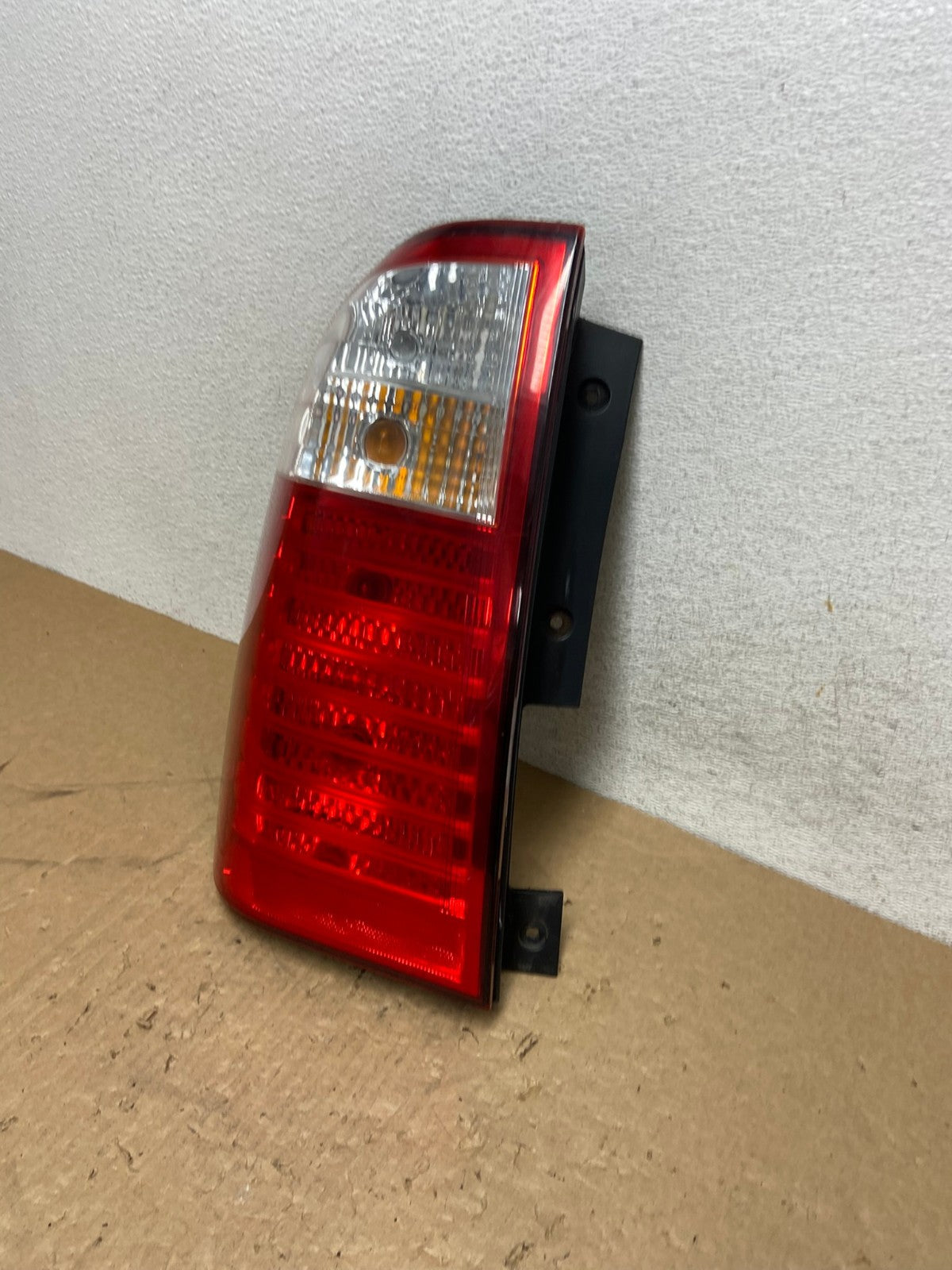 2007 to 2010 Kia Sedona Left Driver LH Side Tail Light AG1129 LK1