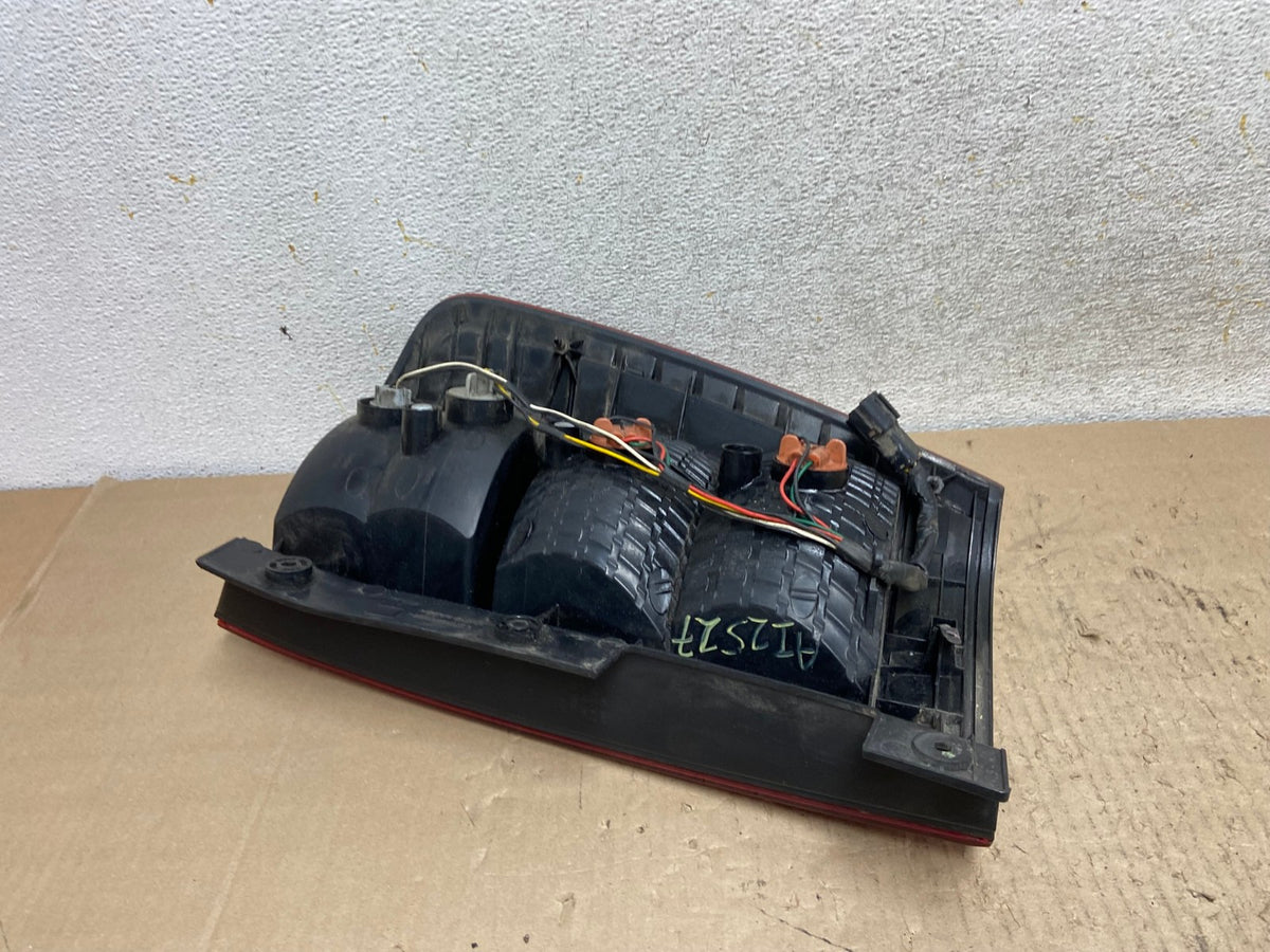 2007 to 2010 Kia Sedona Left Driver LH Side Tail Light AI2527 LK4
