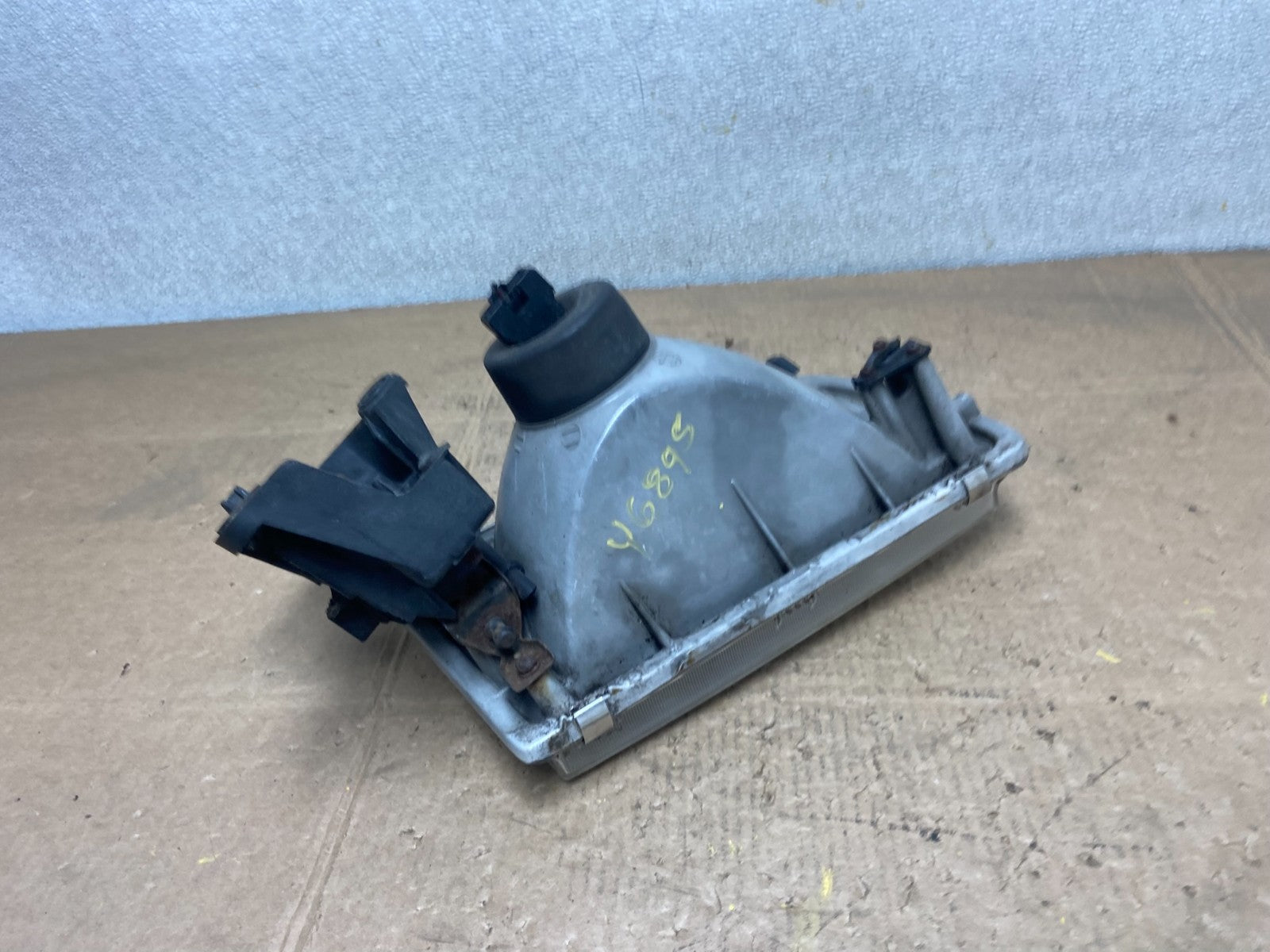 1996 to 1998 Mazda MPV Left Driver LH Headlight OEM Y6895 DW7