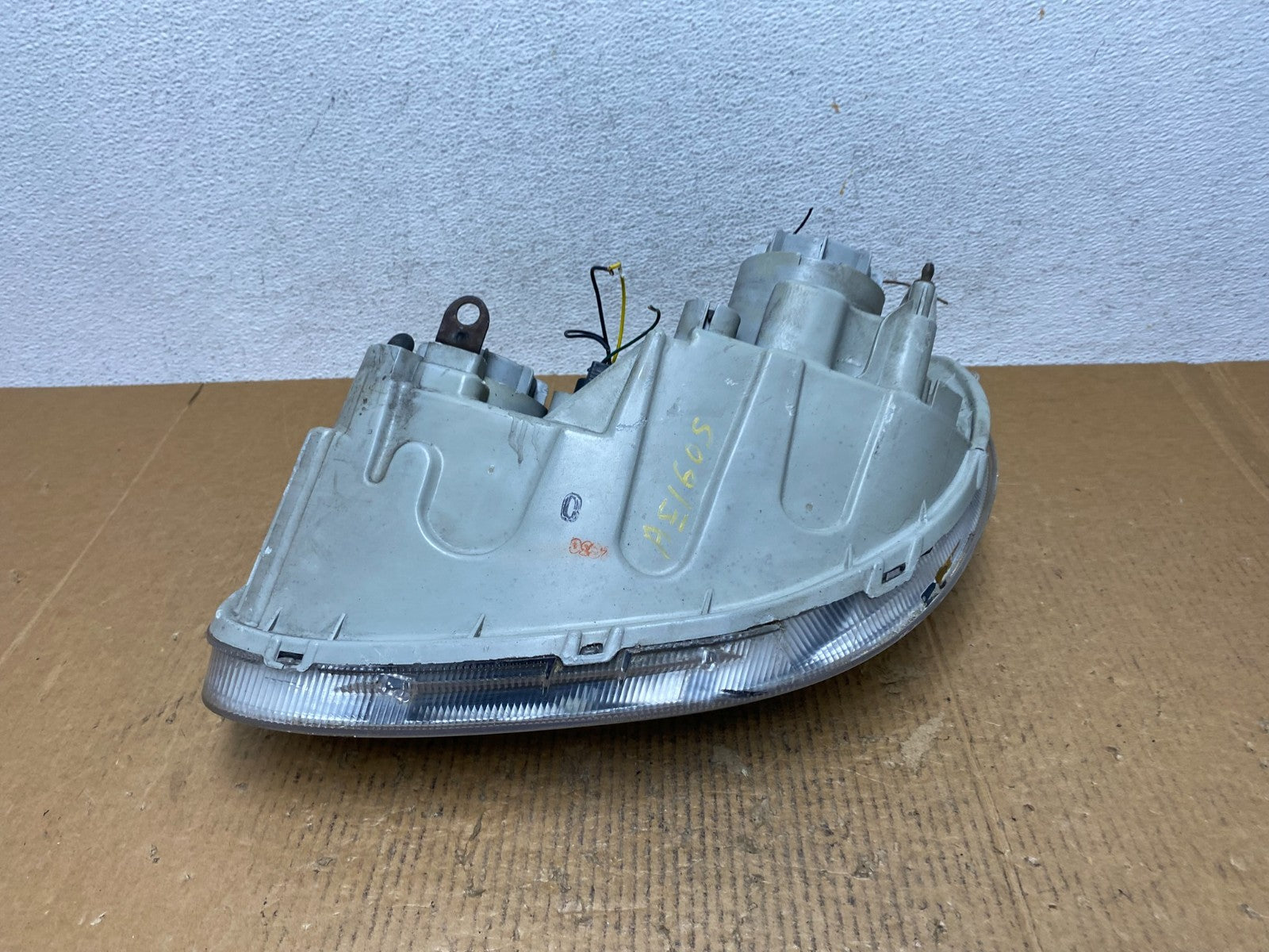 2002-2005 Hyundai Sonata Right Passenger Headlight Halogen AE1605 DW8