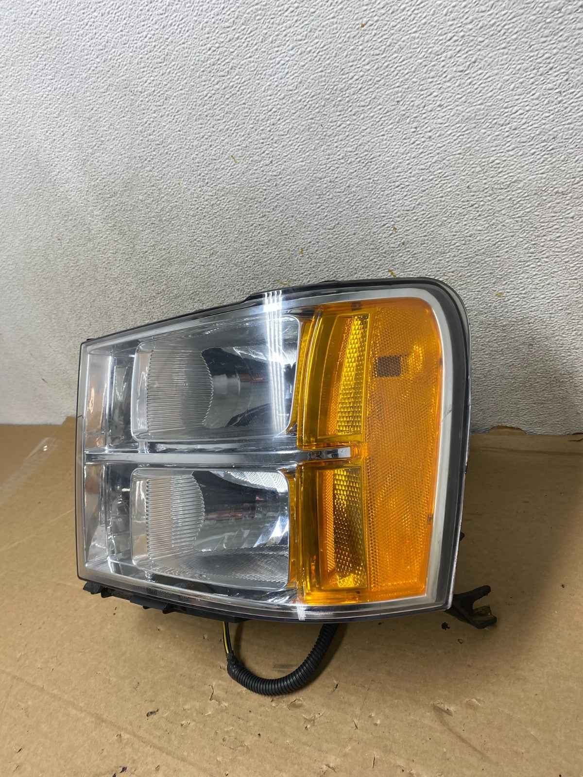2007 - 2014 GMC Sierra Left Driver LH Side Halogen Headlight AH8260 DW2