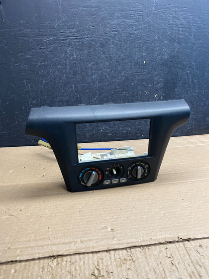 2003-2006 Mitsubishi Outlander Radio Climate Temperature Control Bezel AG0152 DG0
